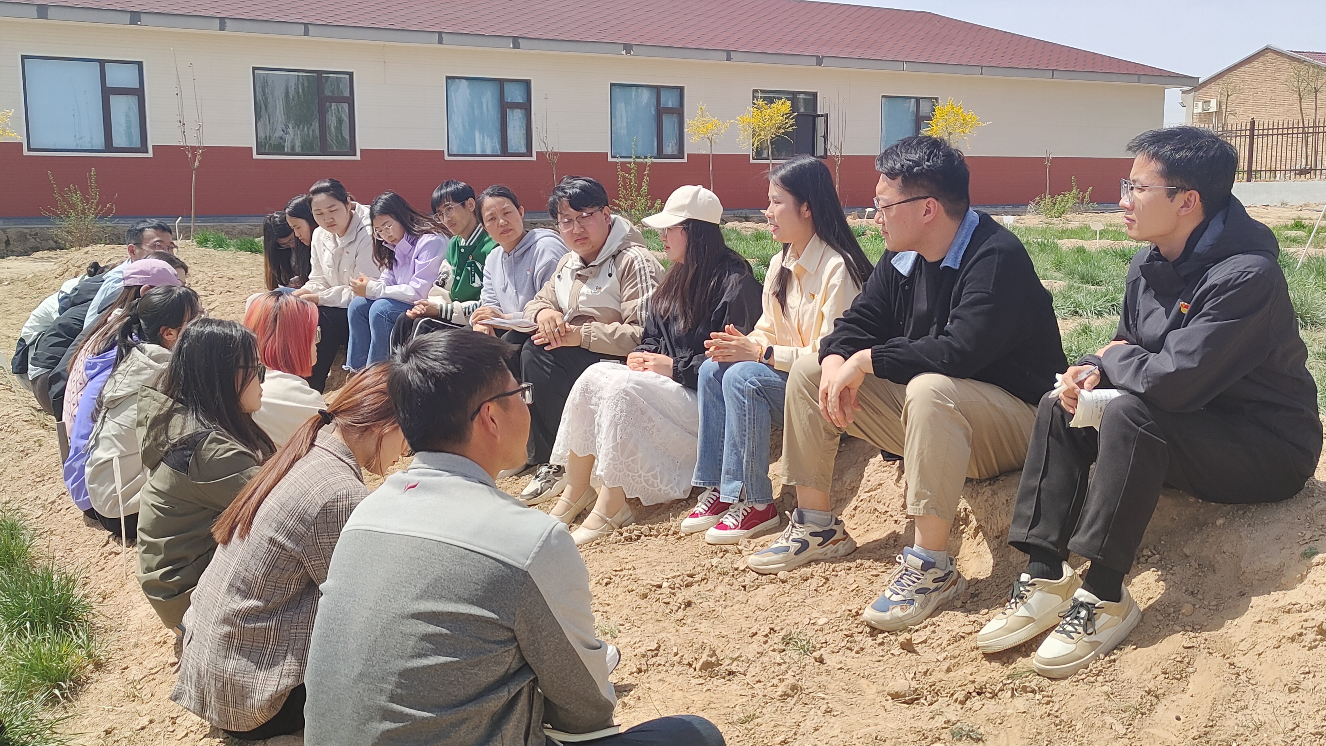 太阳集团tyc5997林业与草业研究生党支部员工重温习近平总书记给中国农业大学科技小院同学们的回信精神