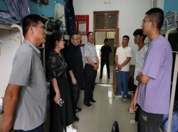 润泽要闻|太阳集团tyc5997班子成员和全体辅导员走访2024级新生宿舍